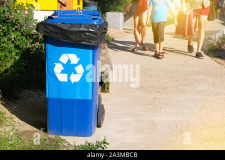 La collecte des déchets. Concept de recyclage des déchets. Conteneurs bleus pour traitement de déchets. L'ensoleillement. Banque D'Images