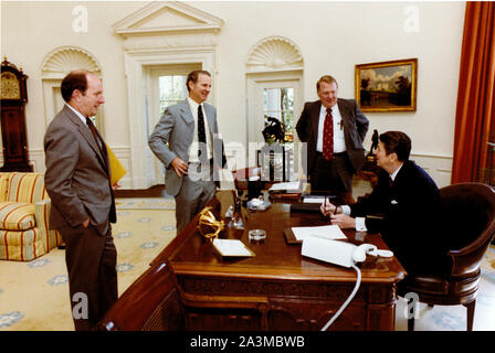 Washington, District de Columbia, Etats-Unis. 10 janvier, 2010. Le président des États-Unis, Ronald Reagan, à droite, se réunit avec les aides de la Maison Blanche, Edwin Meese III, centre droit, James A. Baker III, gauche, centre, et Michael Deaver, gauche, dans le bureau ovale de la Maison Blanche à Washington, DC le vendredi 24 avril, 1981.Crédit obligatoire : Michael Evans - White House via CNP Crédit : Michael Evans/CNP/ZUMA/Alamy Fil Live News Banque D'Images