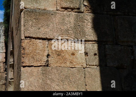 Près des ruines de Bacchus temple avec des traces de la meuleuse à disque,,,, à Baalbek , vallée de la Bekaa, au Liban Banque D'Images