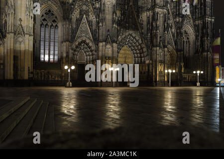 Cologne Dom entrée par nuit Banque D'Images