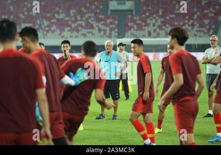 (191009) -- GUANGZHOU, 9 octobre 2019 (Xinhua) -- La Chine entraîneur en chef Marcello Lippi (C) assiste à la session de formation une journée d'avance du groupe d'un deuxième tour entre la Chine et Guam à la Coupe du Monde de la FIFA 2022 et le Qatar se sont déroulées d Chine 2023 Qualification préliminaire conjoint à Guangzhou, capitale du sud de la province chinoise du Guangdong, le 9 octobre 2019. (Xinhua/Jia Haocheng) Banque D'Images