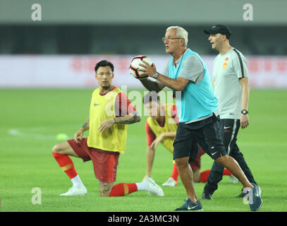 (191009) -- GUANGZHOU, 9 octobre 2019 (Xinhua) -- La Chine entraîneur en chef Marcello Lippi (C) assiste à la session de formation une journée d'avance du groupe d'un deuxième tour entre la Chine et Guam à la Coupe du Monde de la FIFA 2022 et le Qatar se sont déroulées d Chine 2023 Qualification préliminaire conjoint à Guangzhou, capitale du sud de la province chinoise du Guangdong, le 9 octobre 2019. (Xinhua/Jia Haocheng) Banque D'Images