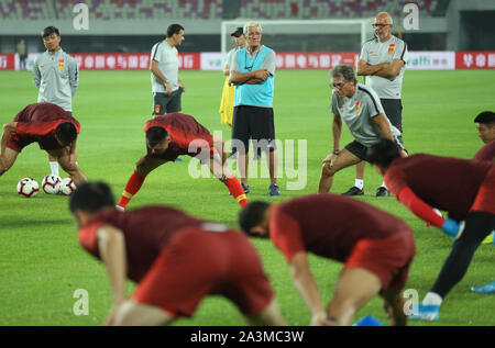 (191009) -- GUANGZHOU, 9 octobre 2019 (Xinhua) -- La Chine entraîneur en chef Marcello Lippi (C) assiste à la session de formation une journée d'avance du groupe d'un deuxième tour entre la Chine et Guam à la Coupe du Monde de la FIFA 2022 et le Qatar se sont déroulées d Chine 2023 Qualification préliminaire conjoint à Guangzhou, capitale du sud de la province chinoise du Guangdong, le 9 octobre 2019. (Xinhua/Jia Haocheng) Banque D'Images