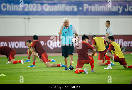 (191009) -- GUANGZHOU, 9 octobre 2019 (Xinhua) -- La Chine entraîneur en chef Marcello Lippi (C) assiste à la session de formation une journée d'avance du groupe d'un deuxième tour entre la Chine et Guam à la Coupe du Monde de la FIFA 2022 et le Qatar se sont déroulées d Chine 2023 Qualification préliminaire conjoint à Guangzhou, capitale du sud de la province chinoise du Guangdong, le 9 octobre 2019. (Xinhua/Ding Xu) Banque D'Images