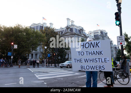 Washington, États-Unis d'Amérique. 09Th Oct, 2019. Un homme détient un panneau près de la Maison Blanche à Washington, DC, États-Unis, le 9 octobre 2019. Credit : Stefani Reynolds/CNP Crédit dans le monde entier | conditions : dpa/Alamy Live News Banque D'Images