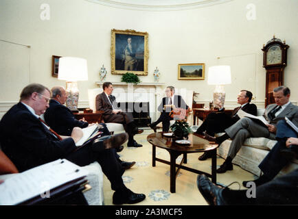 Le 6 janvier 1983, Washington, District of Columbia, États-Unis : le président des États-Unis, Ronald Reagan se réunit avec le Dr Henry Kissinger, Président de la Commission bipartisane sur l'Amérique centrale, dans le bureau ovale de la Maison Blanche à Washington, DC, le 6 janvier 1983. Également présent à la réunion sont (dans le sens horaire à partir de la gauche) : Edwin Meese, Conseiller du Président, le secrétaire d'État américain George Shultz, Vice-président George H. W. Bush ; et James A. Baker III, Chef d'état-major et adjoint au président.Crédit obligatoire : Jack Kightlinger/White House via CNP (crédit Image : © Jack Kightlinger/C Banque D'Images