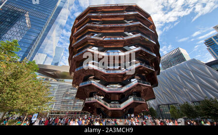 Les familles, les amis, les gens, les touristes visiter le navire dans l'Hudson Yards à Manhattan, New York City sur une belle journée. Banque D'Images