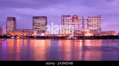 L'horizon de l'île artificielle d'Odaiba de nuit, Tokyo, Japon Banque D'Images