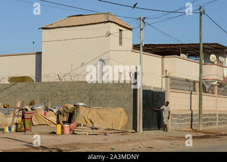 La ville de Djibouti, le contraste slum hut de pauvres et palace comme chambre des gens riches / DSCHIBUTI, Kontrast Huette und Palast Banque D'Images