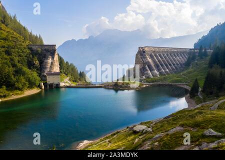 Vue aérienne des ruines de la Diga del Gleno. Pianezza, Vilminore di Scalve, vallée de Scalve, Lombardie, province de Bergame, en Italie. Banque D'Images