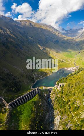 Vue aérienne des ruines de la Diga del Gleno. Pianezza, Vilminore di Scalve, vallée de Scalve, Lombardie, province de Bergame, en Italie. Banque D'Images