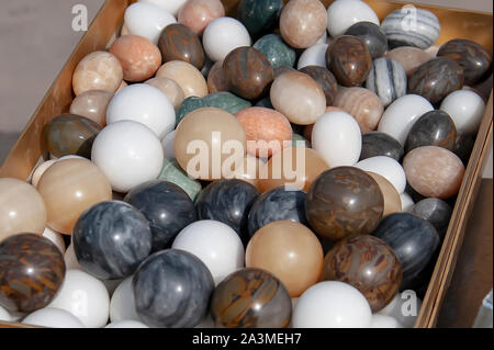 Plusieurs sortes de couper les boules en pierres semi-précieuses exposés à la vente dans la région de Turpan, Xinjiang, Chine. Banque D'Images