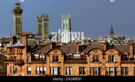 Glasgow, Écosse, Royaume-Uni 9th octobre 2019.Météo au Royaume-Uni : soleil et pluie dans le centre-ville comme les cornes des tours de l'extrémité ouest de glasgow du parc de cirque trinity College église brillent dans le soleil comme la pluie et le vent promis pour les prochains jours.Gerard Ferry/ Alamy Live News Banque D'Images