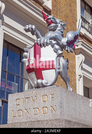 Ville de Londres. L'une des deux marques de limites dragon, emblèmes de la ville, à l'extrémité sud du pont de Londres. Banque D'Images