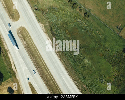 Drone aérien tourné à double direction de la route ou d'autoroute américaine Banque D'Images