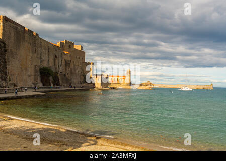Coliure, France : 05 Octobre 2019 : Belle journée d'automne dans la ville touristique de Colliure en Occitanie avec retour sur l'église Notre Dames des Ange Banque D'Images