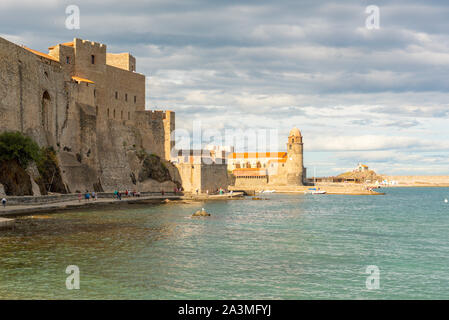 Coliure, France : 05 Octobre 2019 : Belle journée d'automne dans la ville touristique de Colliure en Occitanie avec retour sur l'église Notre Dames des Ange Banque D'Images