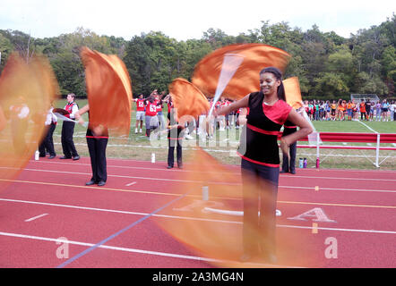 Cheerleaders à un match de football de l'école secondaire Banque D'Images