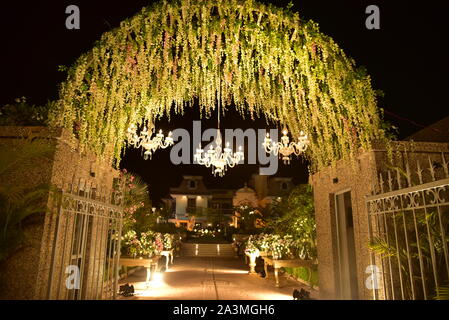 Porte décorative avec des lumières et des fleurs Banque D'Images