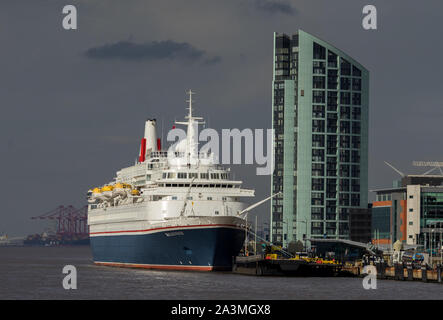 La ligne de Fred Olsen Cruise Ship, MV Black Watch du Liverpool Cruise Terminal sur la Mersey Banque D'Images