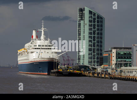 La ligne de Fred Olsen Cruise Ship, MV Black Watch du Liverpool Cruise Terminal sur la Mersey Banque D'Images