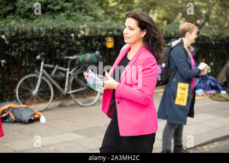 Londres, Royaume-Uni, 08 OCT 2019. Heidi MP Allen, député libéral-démocrate du parlement du Royaume-Uni pour South Cambridgeshire promenades le long de Millbank. Banque D'Images