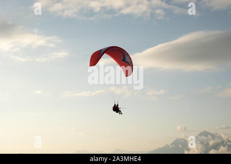 Sochi/Russie - Août 4,2019 : deux personnes dans un tandem en parapente voler dans le ciel. Banque D'Images