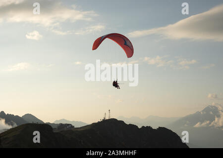 Sochi/Russie - Août 4,2019 : deux personnes dans un tandem en parapente voler dans le ciel au dessus des montagnes. Banque D'Images