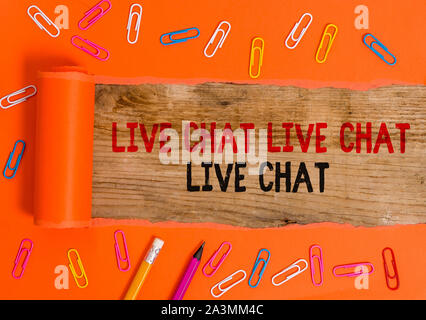 La main conceptuel montrant Chat en direct Chat en direct Chat en direct. Signification du concept de parler avec vos amis en ligne montrant des parents Banque D'Images