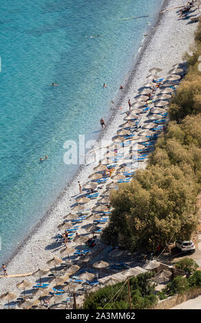 Plaka, Crète, Grèce. Octobre 2019, l'étroite plage de Plaka en Crète orientale sur la mer Mirabella. Banque D'Images