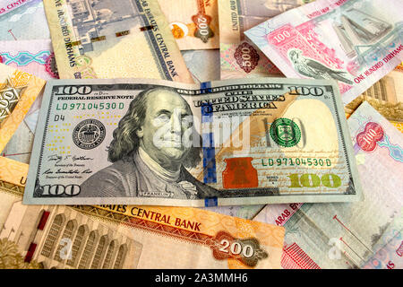 Émirats arabes unis et USA monnaies nationales. Billets en dirhams. US dollars billet sur dirhams billets. Taux de change. Banque D'Images