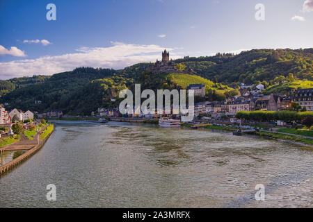 Cochem, Allemagne - 02 octobre 2019 ville de Cochem : panorama avec vue sur la Moselle, en Allemagne. Banque D'Images