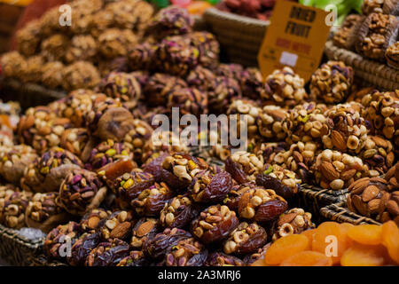 Bonbons de style turc sur le stand dans le bazar aux épices Banque D'Images