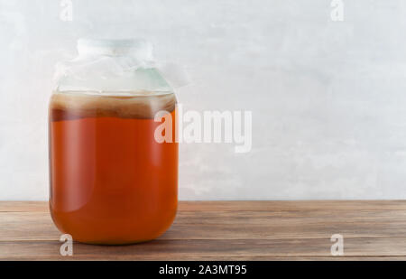 Kombucha boisson fermentée faite maison dans un bocal en verre sur une table en bois.boisson probiotique fermenté biologique sain.Healthcare concept background.J Banque D'Images