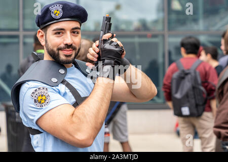 New York, New York - le 6 octobre 2019 : Cosplayeuse habillée en Resident Evil Racoon City policier au cours de New York Comic Con. Banque D'Images