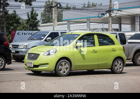 Chiang Mai, Thaïlande - 30 septembre 2019 : l'éco voiture Nissan March. Sur road no.1001 8 km de Chiangmai Zone d'affaires. Banque D'Images