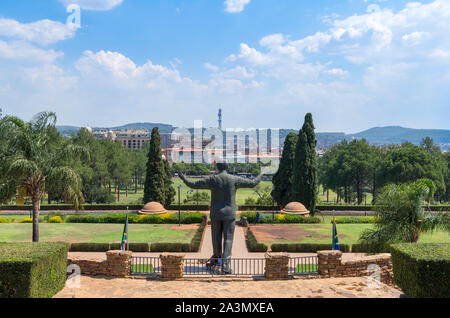 Vue depuis le centre-ville avec plus de bâtiments de l'Union européenne statue géante de Nelson Mandela à l'avant-plan, Pretoria, Gauteng, Afrique du Sud Banque D'Images