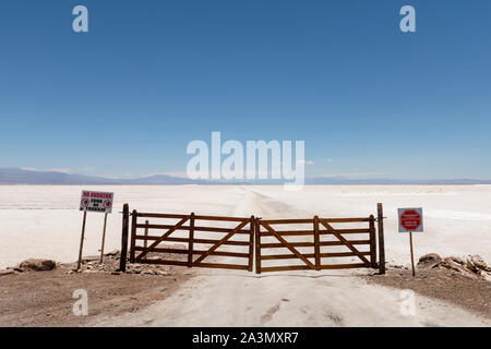 Barrières interdisant l'accès sur la Route de Salinas Grandes 52 dans la province de Jujuy, dans le Nord de l'Argentine. Banque D'Images