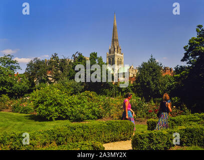 La Cathédrale de Chichester vue de Bishop's Palace Gardens, West Sussex, England, UK Banque D'Images