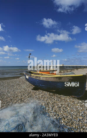 Bateaux de pêche échoués, Worthing, West Sussex, Angleterre, Royaume-Uni. Circa 1980 Banque D'Images