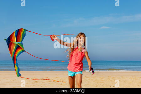 Happy girl sans souci avec un cerf-volant Banque D'Images