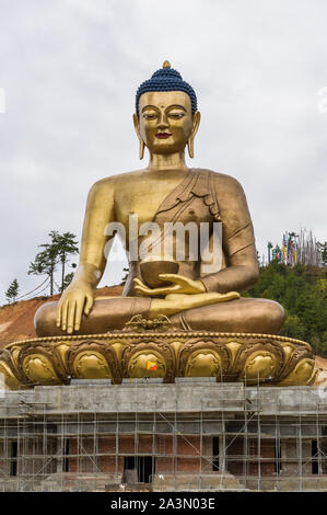 Thimphu, Bhoutan, 02 Novembre 2011 : statue de Bouddha Shakyamouni gigantesque construit dans les montagnes du Bhoutan qui célèbrent leur 60e anniversaire de quatrième ki Banque D'Images