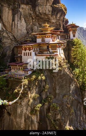 Paro Taktsang, connu comme le nid du tigre, est un site sacré du bouddhisme au Bhoutan. Banque D'Images