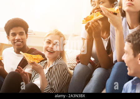 Divers Les amis de manger des pizzas et de parler à la partie Banque D'Images