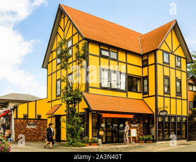 Boulangerie allemande Danke à Izunokunununi, Japon. Mémoire manifestée. Les maisons à colombages de Rothenburg ob der Tauber ont tellement impressionné Daiichi Sugiyama qu'il a eu sa maison, y compris une boulangerie et un magasin, reconstruit sur le style médiéval d'Allemagne Banque D'Images