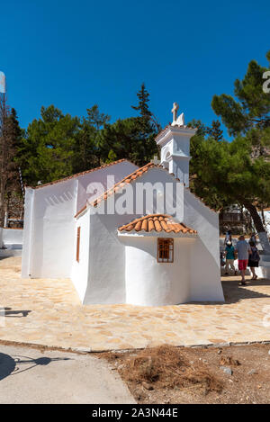 Plaka, Crète, Grèce. Octobre 2019. L'église Saint Marina à Plaka, la Crète, les visiteurs dans une visite guidée. Banque D'Images