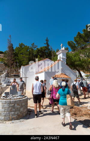 Plaka, Crète, Grèce. Octobre 2019. L'église Saint Marina à Plaka, la Crète, les visiteurs dans une visite guidée. Banque D'Images