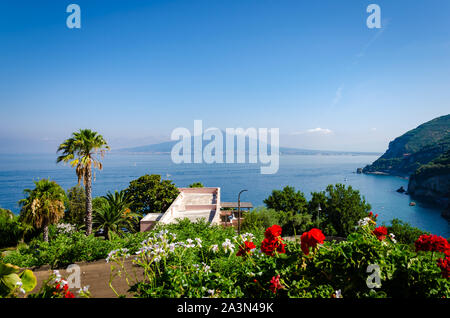 Vue aérienne panoramique de Vico Equense et le Vésuve dans le sud de l'Italie. Les destinations de voyage et tourisme concept. Banque D'Images