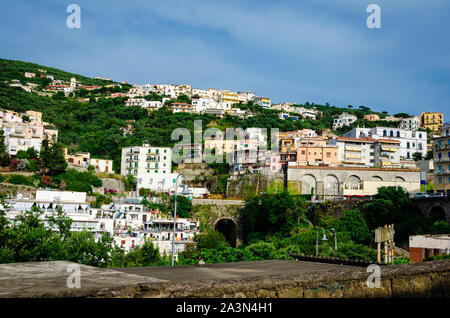 L'architecture italienne incroyable dans Vico Equense, la Campanie. Aerial cityscape de beaux bâtiments. Concept du tourisme Banque D'Images