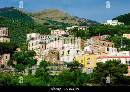 L'architecture italienne incroyable dans Vico Equense, la Campanie. Aerial cityscape de beaux bâtiments. Concept du tourisme Banque D'Images